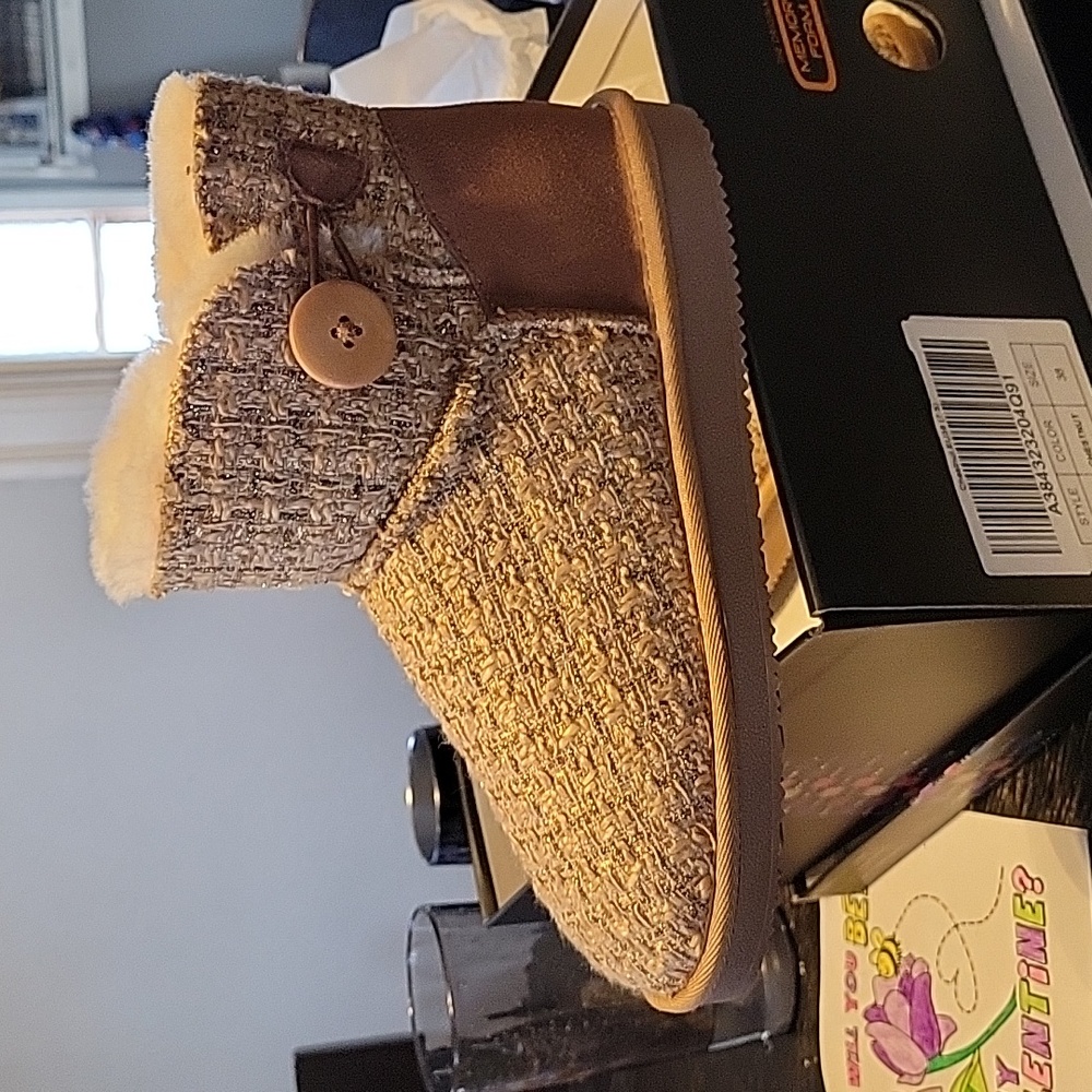 Ugg-Like Booties! Bernie Mev,sz.7.5,New in box!